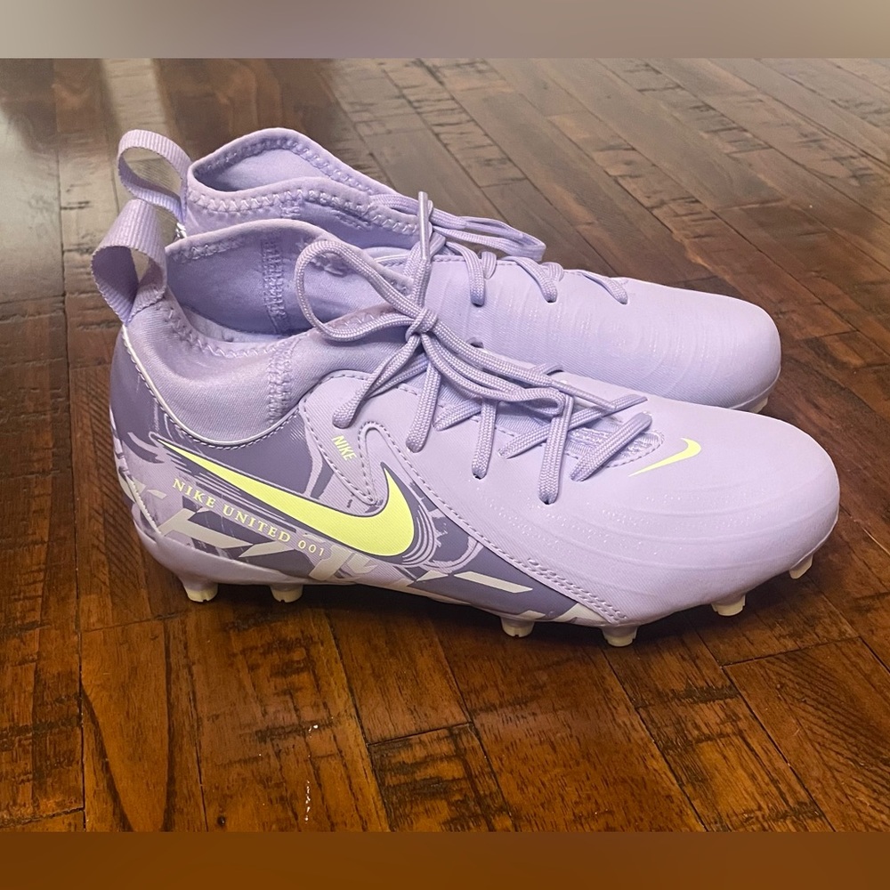 NWOT Nike Kids' United Phantom Luna 2 Academy FG/MG Soccer Cleats